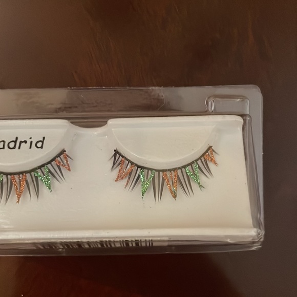 Sparkly Lashes - Picture 2 of 3